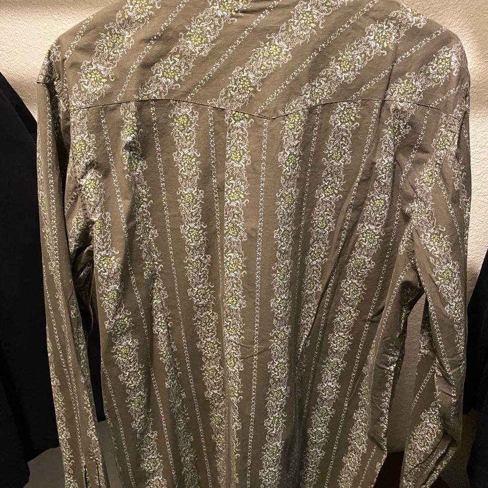 Vintage Western Shirt: long sleeves and pearls buttons